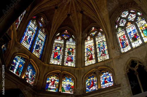 Buntglasfenster in der Kirche Saint-Séverin in Paris