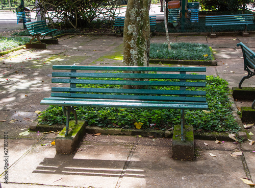 Banco de madeira no parque do Ibirapuera para pessoas descansarem e curtir a natureza,São Paulo, Brasil