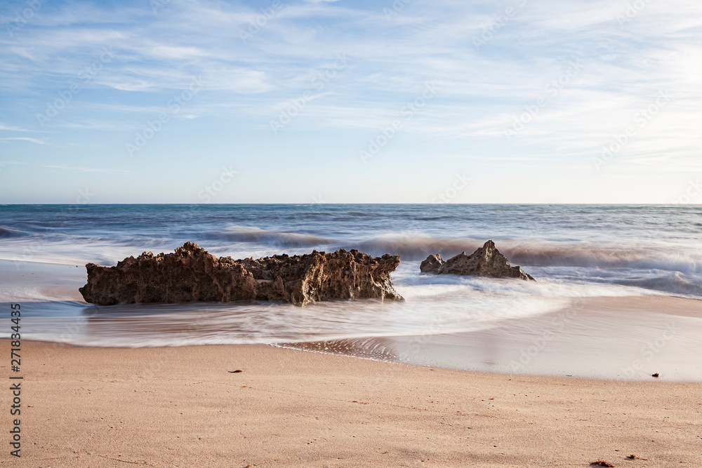 Rochas na rebentação das ondas, no areal da praia, na “Praia da Ilha” em Porto Covo (Costa Vicentina), Alentejo, Portugal, Europa. Rochas na rebentação das ondas, no areal da praia, na “Praia da Ilha” em Porto Covo (Costa Vicentina), Alentejo, Portugal, Europa.