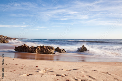 Rochas na rebentação das ondas, no areal da praia, na “Praia da Ilha” em Porto Covo (Costa Vicentina), Alentejo, Portugal, Europa.