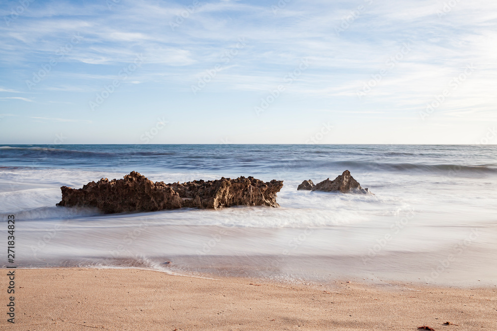 Rochas na rebentação das ondas, no areal da praia, na “Praia da Ilha” em Porto Covo (Costa Vicentina), Alentejo, Portugal, Europa. Rochas na rebentação das ondas, no areal da praia, na “Praia da Ilha” em Porto Covo (Costa Vicentina), Alentejo, Portugal, Europa.