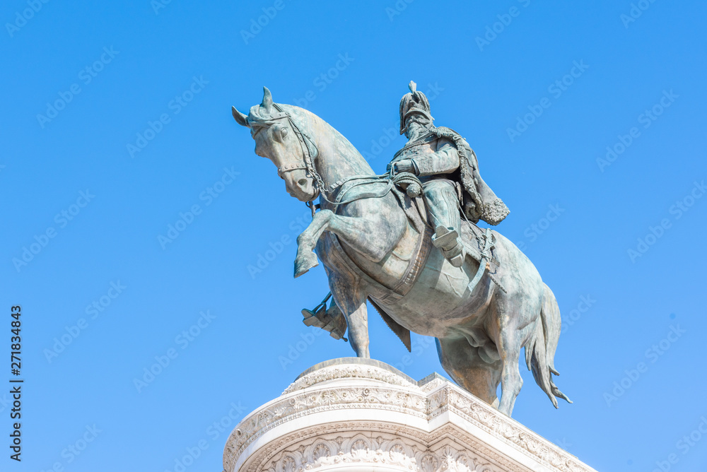 Obraz premium Equestrian statue of Vittorio Emanuele II - Monument Vittoriano or Altare della Patria. Rome, Italy