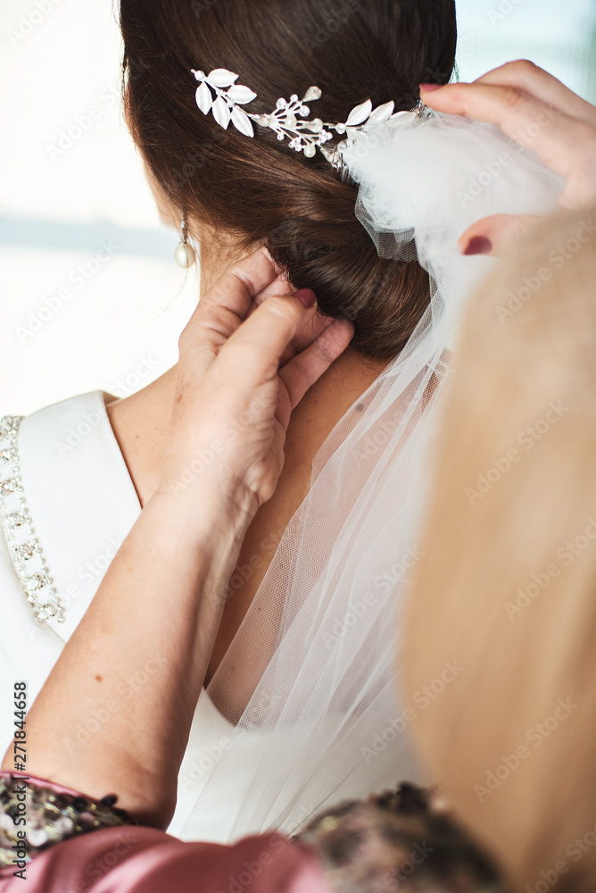 Naklejka premium Mother preparing her daughter for a wedding day