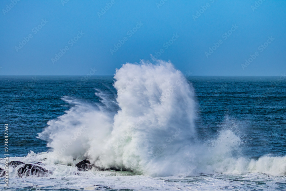 Fototapeta premium waves breaking on the beach