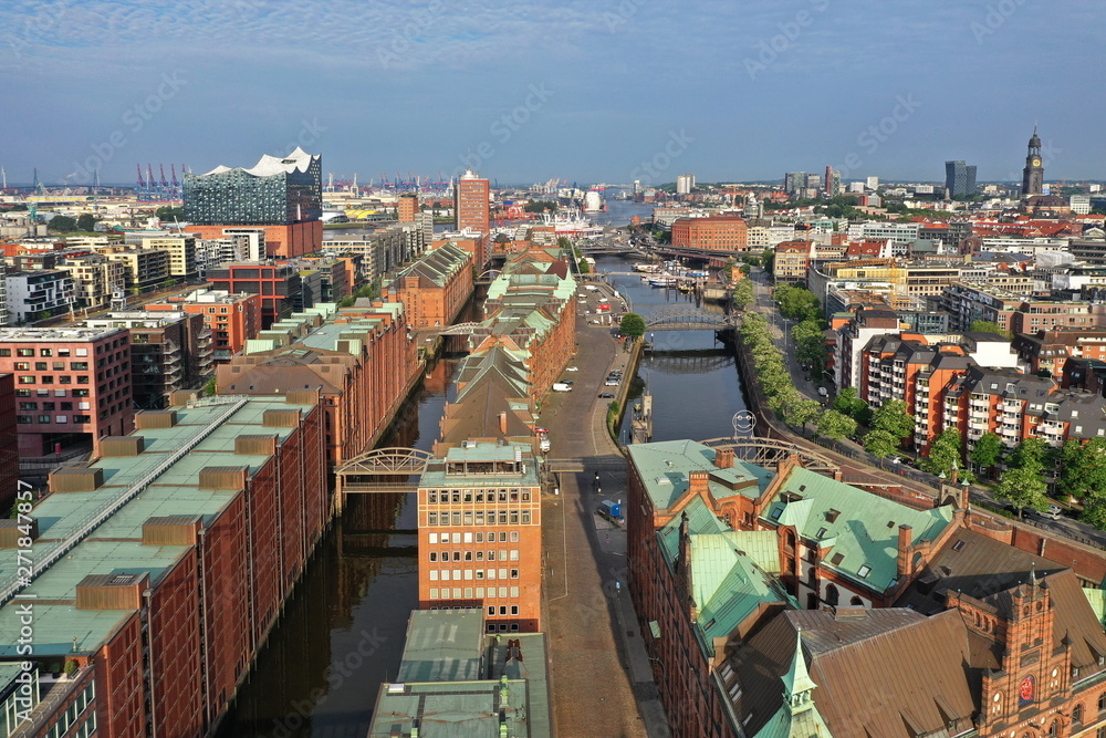 Hamburg Hafencity. Weltkulturerbe Speicherstadt mit Wasserschloss und Elbphilharmonie. Luftaufnahme