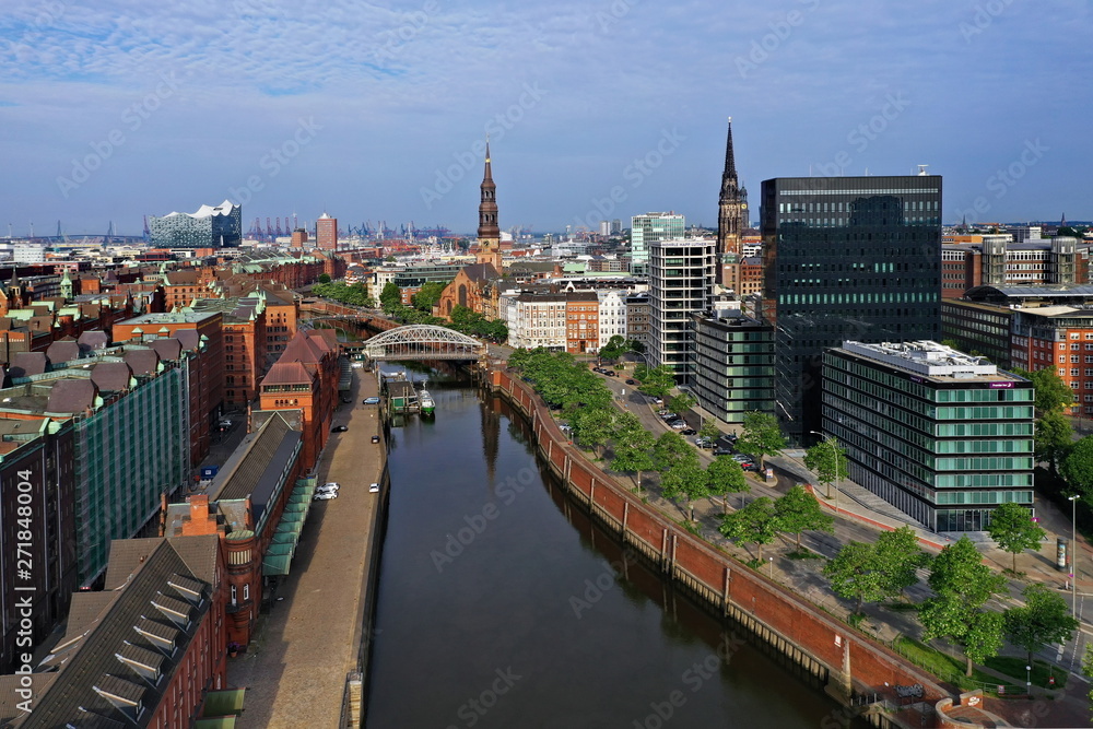 Obraz premium Hamburg Hafencity. Weltkulturerbe Speicherstadt mit Wasserschloss und Elbphilharmonie. Luftaufnahme