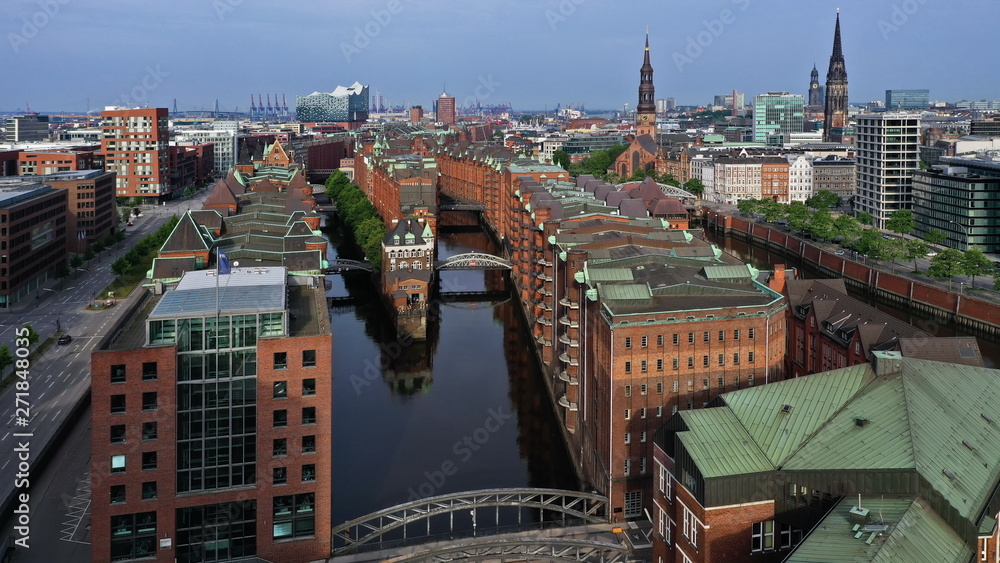Fototapeta premium Hamburg Hafencity. Weltkulturerbe Speicherstadt mit Wasserschloss und Elbphilharmonie. Luftaufnahme