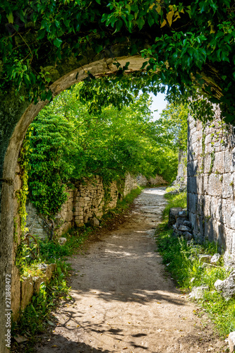 Zugang zur Geisterstadt Dvigrad, Istrien, Kroatien photo