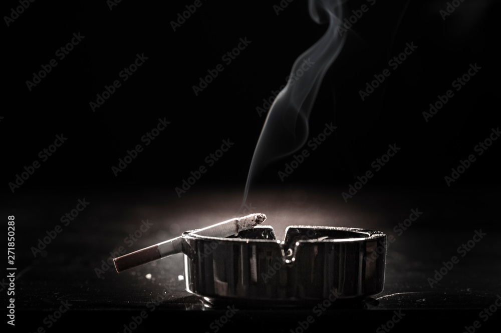 Ταπετσαρία Closeup of cigarette on ashtray with a beautiful wisp of smoke