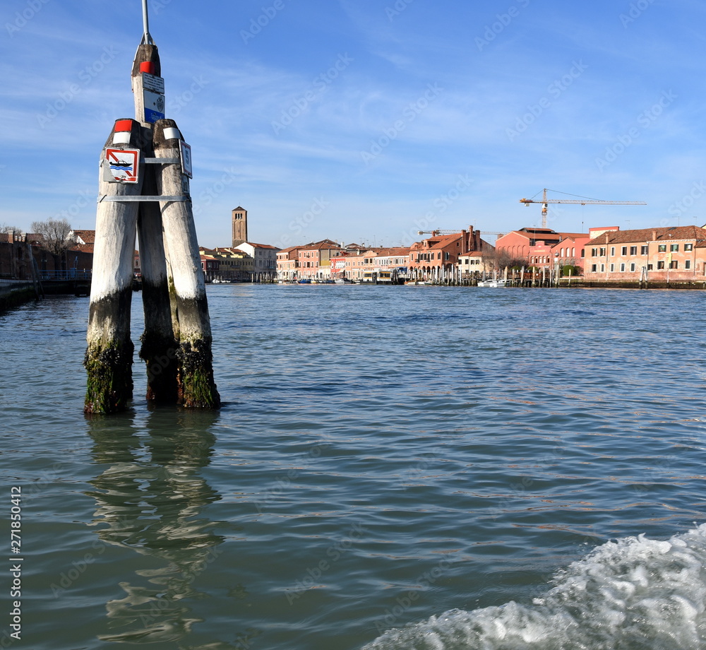 Holzpfähle in der Adrialagune vor Venedig Stock Photo | Adobe Stock