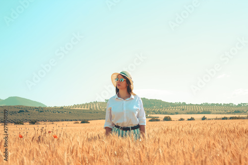 Mujer disfrutando de un típico paisaje del sur de España