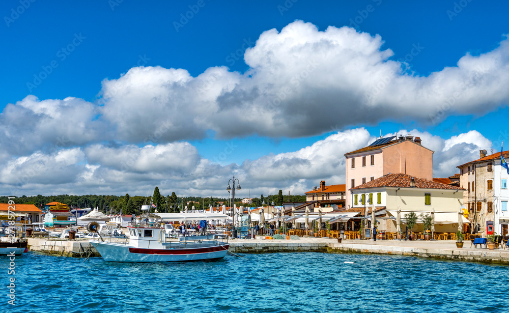 Strandpromenade und Hafen Fazana, Istrien,Kroatien