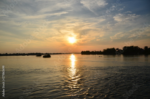 ラオスのデット島 雄大なメコン川と美しい夕焼け 川を行き交うボート
