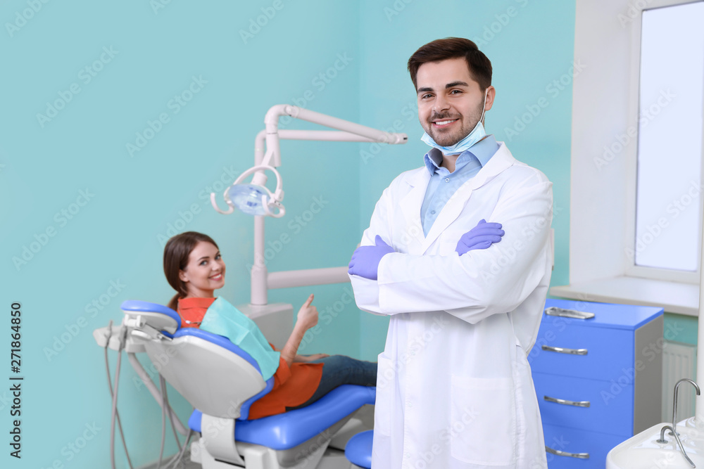 Obraz premium Professional dentist and patient in modern clinic