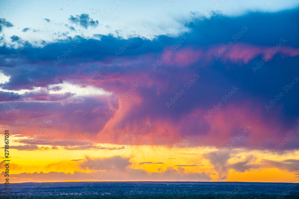 Naklejka premium Colorful Sunset Over Albuquerque New Mexico
