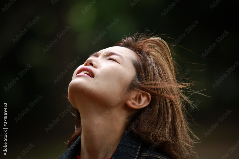 涙をこらえる女性 Stock 写真 Adobe Stock