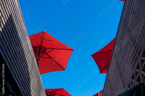 街で飾っている赤色の日傘の風景 © zheng qiang