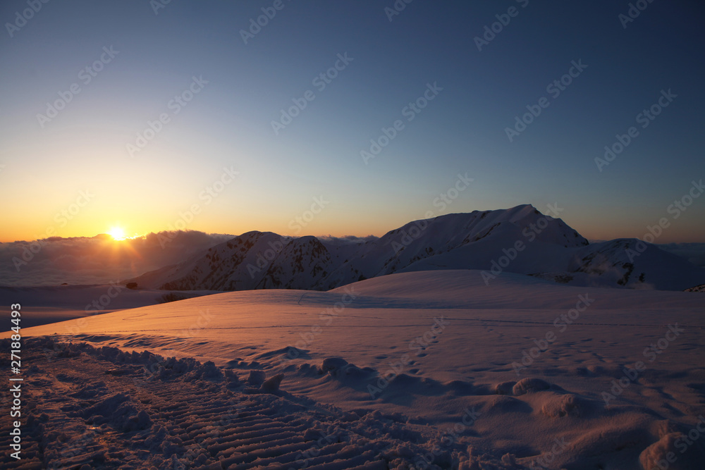 室堂の雪景色（大日連山と夕日）