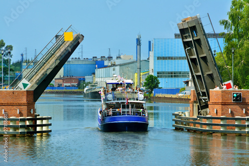 Statek i most na rzece Elbląg, Polska 