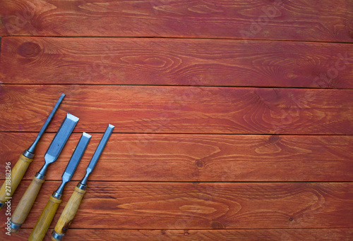 Foto un ensemble d'outils de burin pour la coupe de motifs en bois