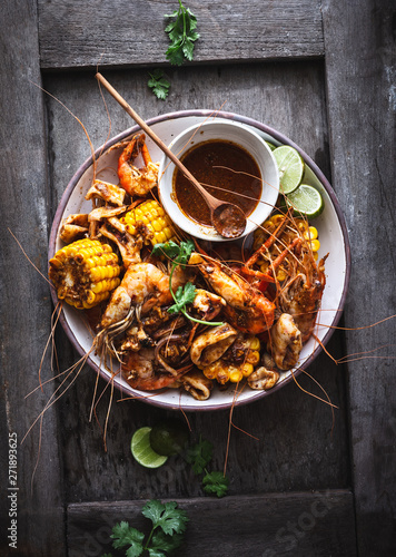 Plateau de Fruits de Mer avec Crevette, calamar, Seiche et Epices Cajun. Cuisine Thaïlandaise