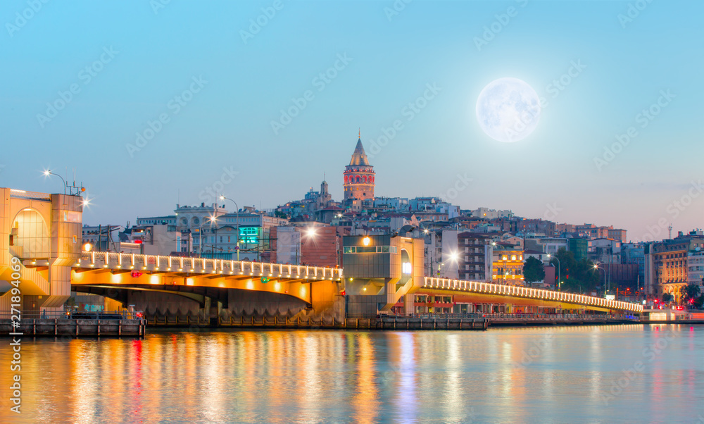 Fototapeta premium Galata Tower, Galata Bridge, Karakoy district and Golden Horn at morning, istanbul - Turkey 