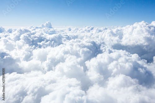 Fototapeta Chmury i niebo z widoku okna samolotu