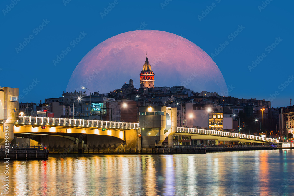 Fototapeta premium Galata Tower, Galata Bridge, Karakoy district and Golden Horn at morning, istanbul - Turkey 