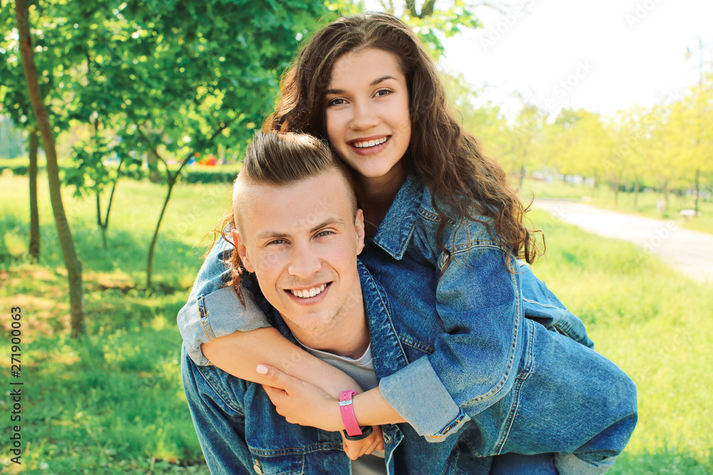 Naklejka premium Happy loving couple resting in park