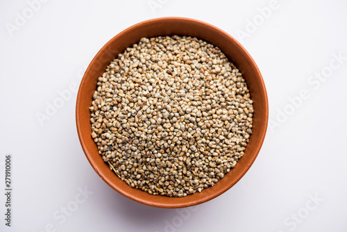 Foto Pearl Millet or Bajra seeds also known as sorghum, in a bowl, selective focus