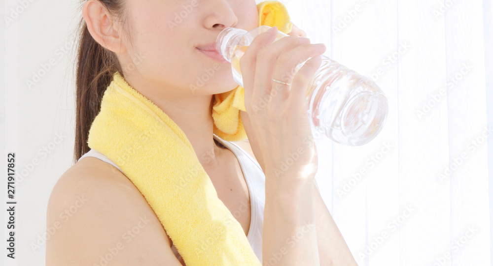 水を飲む若い女性