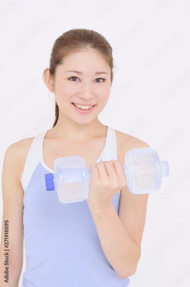 ダンベル体操する若い女性 ダンベル体操する若い女性