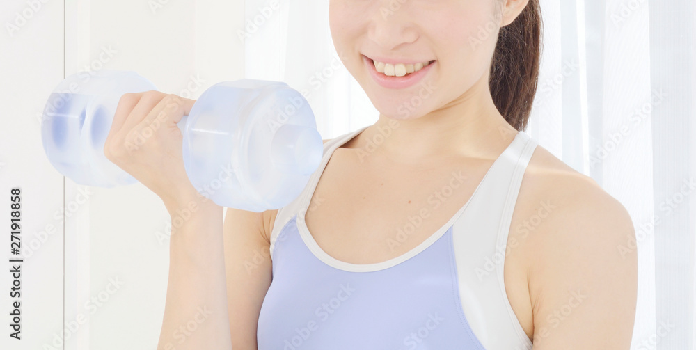 ダンベル体操する女性 ダンベル体操する女性