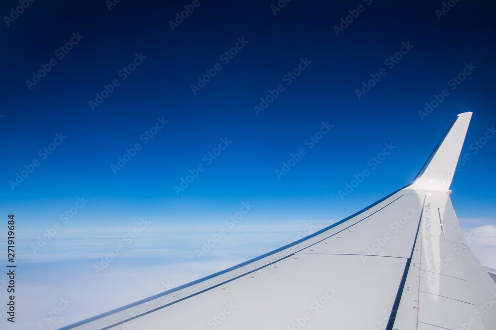 Blick über den Wolken aus Flugzeug ins blauen Himmel Blick über den Wolken aus Flugzeug ins blauen Himmel