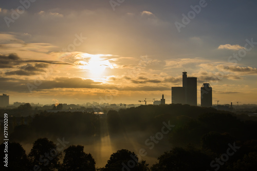 Sonnenaufgang über skyline im Nebel, Sonnenstrahlen