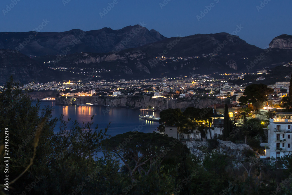 Aussicht auf Stadt an der Küste Sorrent in Italien zur blauen Stunde - View of city on the Sorrento coast in Italy at the blue hour