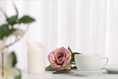 Rose mit Tasse und Kerze vor Vorhang weiß - Rose with cup and candle in front of curtain white