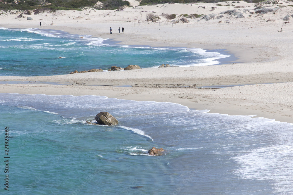 Fototapeta premium Strand mit türkisfarbenen Meer in Sardinien, Italien ohne Horizont mit Menschen im Hintergrund - Beach with turquoise sea in Sardinia, Italy with no horizon with people in the background