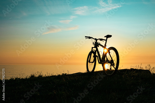 Fototapeta Naklejka Na Ścianę i Meble -  silhouette of a bicycle at sunset.