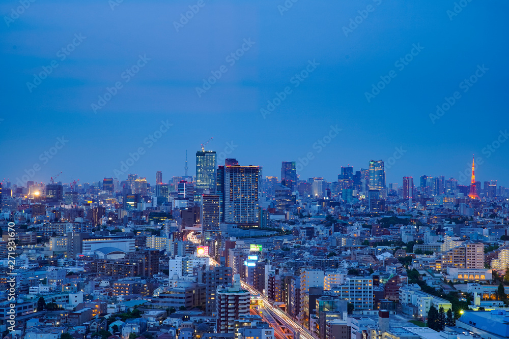 Obraz premium 東京・三軒茶屋付近の夕方から夜にかけて