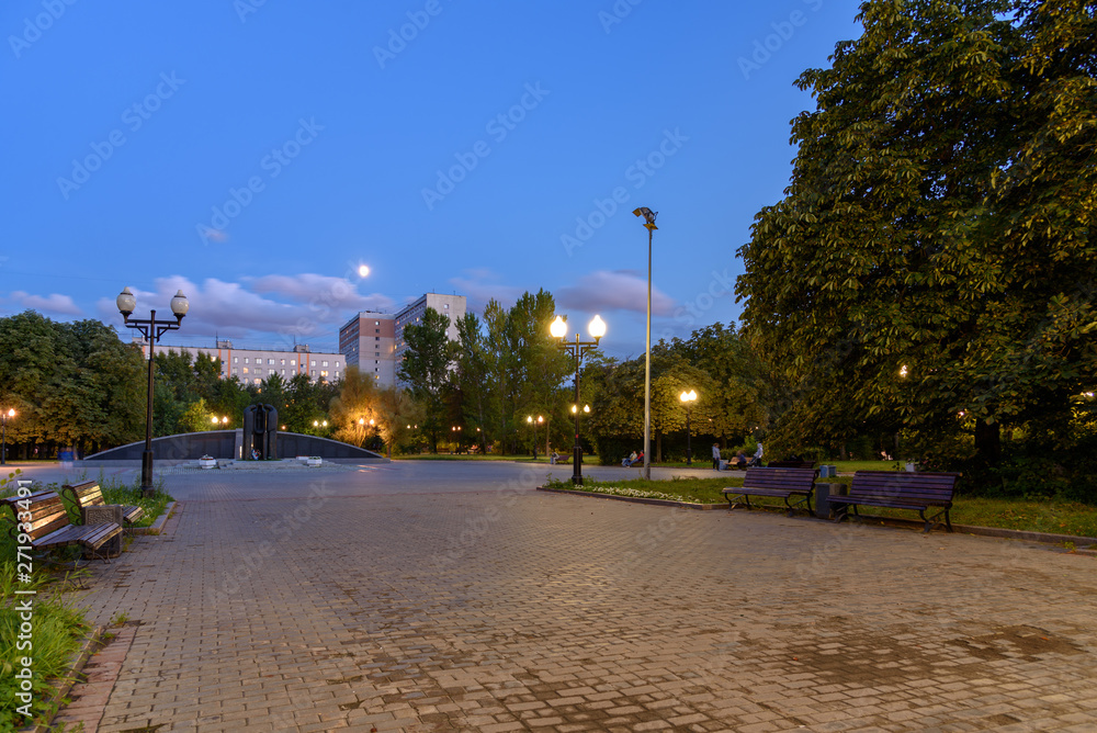 Obraz premium Evening landscape in the park of the Novogireevo district in the east of Moscow, Russia