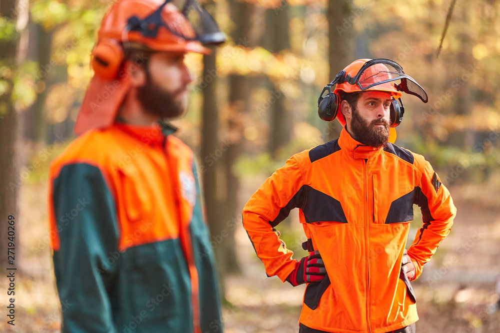 Fotografie Zwei Waldarbeiter oder Holzfäller in Schutzausrüstung