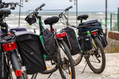 Obraz na płótnie Tourist trekking bikes parked close to the beach and sea. w salonie