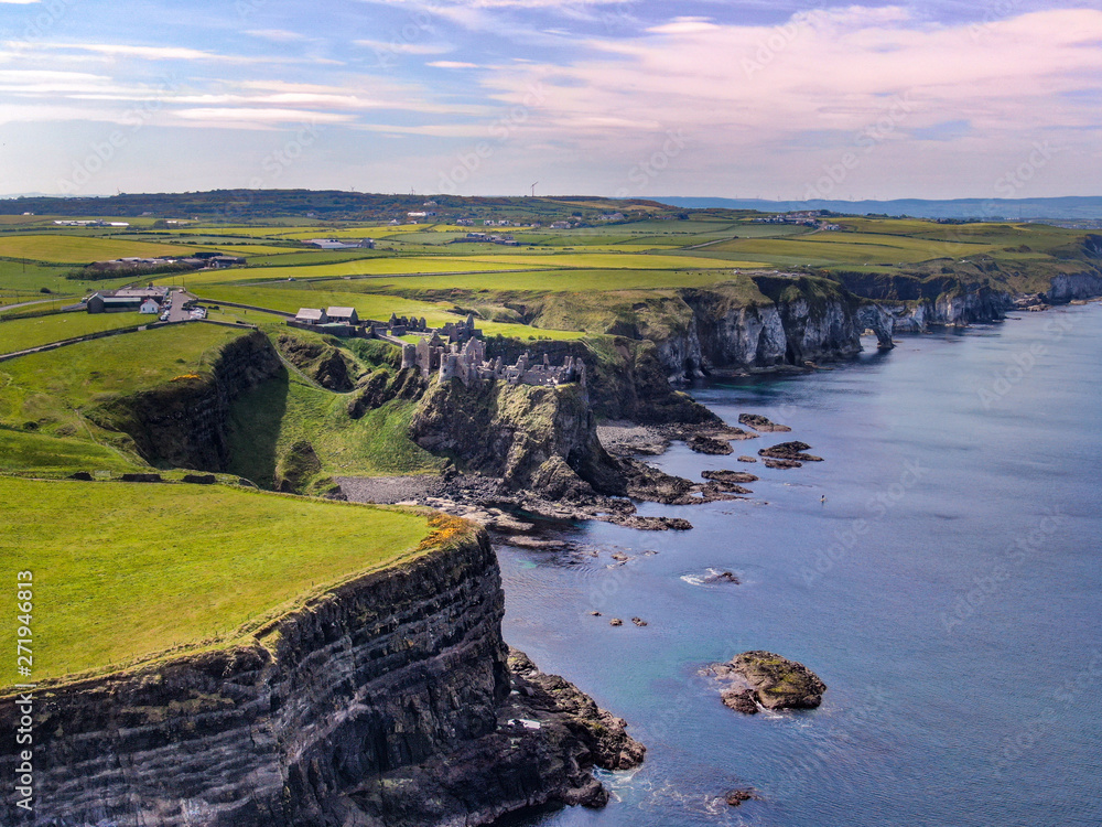 Obraz premium Dunluce Castle in Northern Ireland - a famous movie location - aerial photography