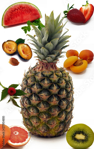 Fototapeta Naklejka Na Ścianę i Meble -  Ananas trifft auf verschiedene Früchte auf weißem Hintergrund