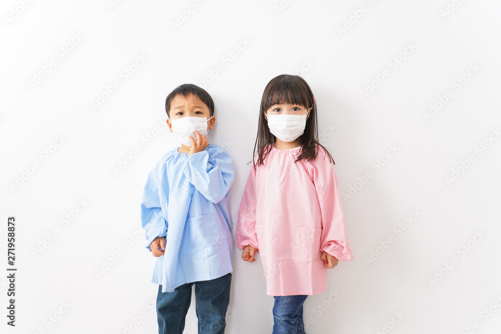 仲良しの女の子と男の子 仲良しの女の子と男の子