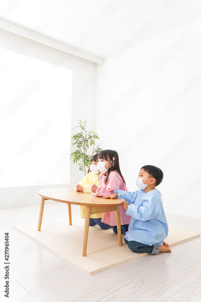 マスクをつけた子どもたち マスクをつけた子どもたち