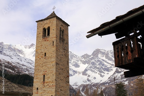 Photos Campanile della Chiesa Vecchia a Macugnaga con tetto chalet e monte rosa