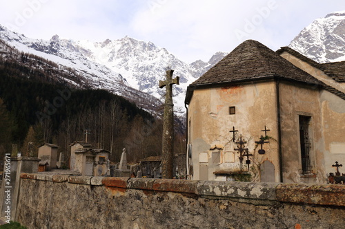 Particolare della Chiesa Vecchia a Macugnaga con croce celtica