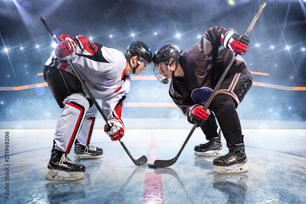 Fotografia Hockey players starts game around ice arena su EuroPosters.it